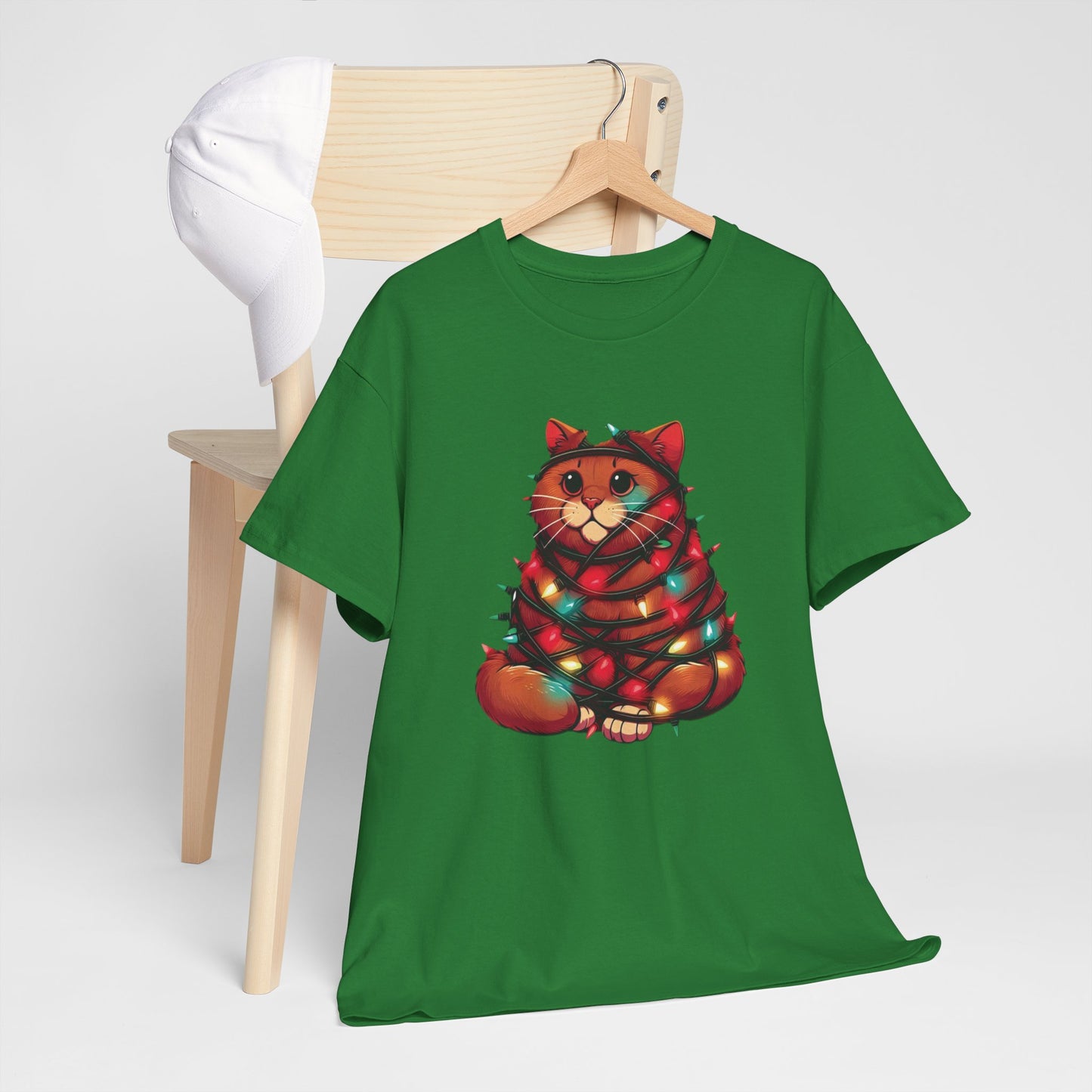 Camiseta Gato Navideño: Diseño Adorable con Gato Envuelto en Luces Festivas