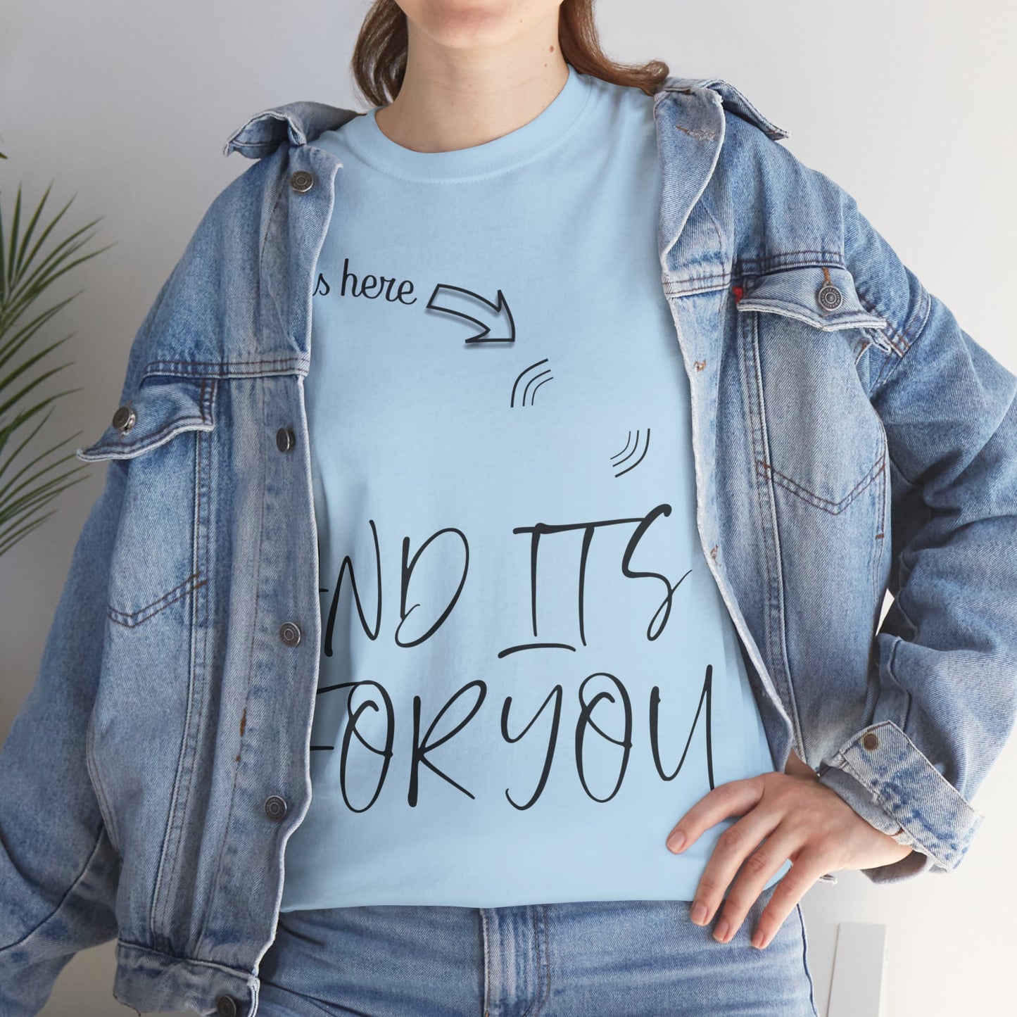 *"Él está aquí y es tuyo"* - Una camiseta vibrante y moderna que expresa pertenencia y presencia con estilo y elegancia.