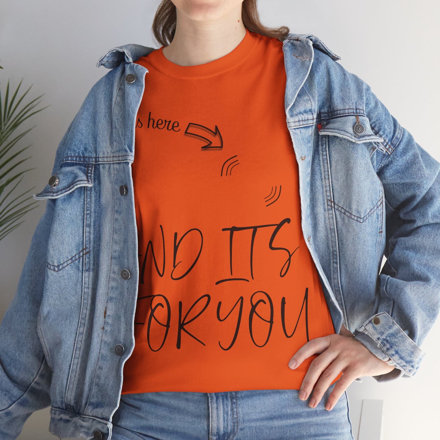 *"Él está aquí y es tuyo"* - Una camiseta vibrante y moderna que expresa pertenencia y presencia con estilo y elegancia.