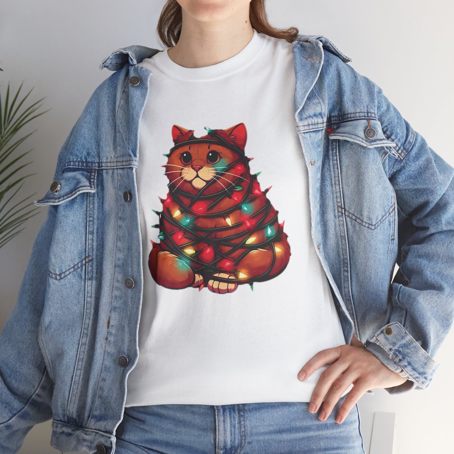 Camiseta Gato Navideño: Diseño Adorable con Gato Envuelto en Luces Festivas