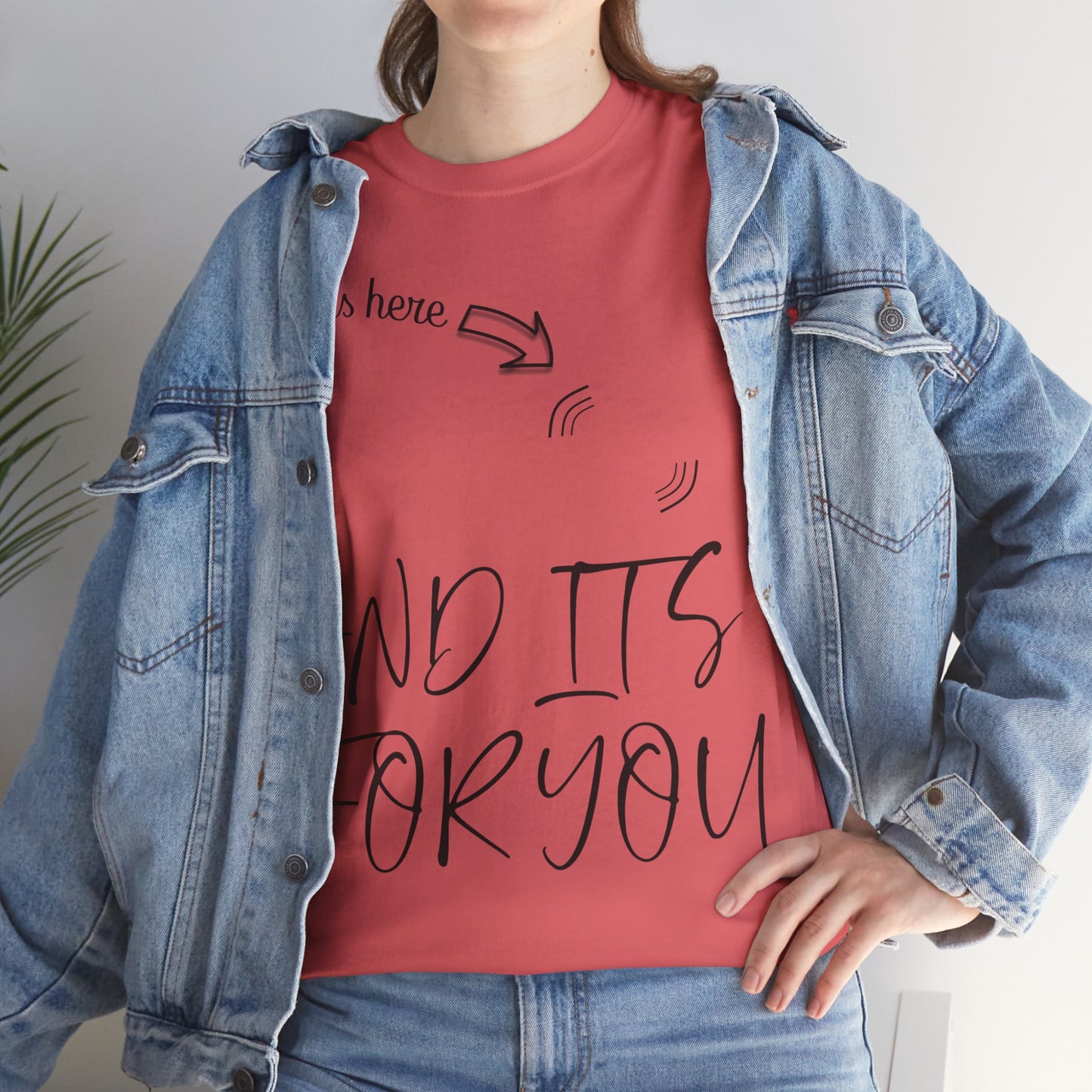 *"Él está aquí y es tuyo"* - Una camiseta vibrante y moderna que expresa pertenencia y presencia con estilo y elegancia.