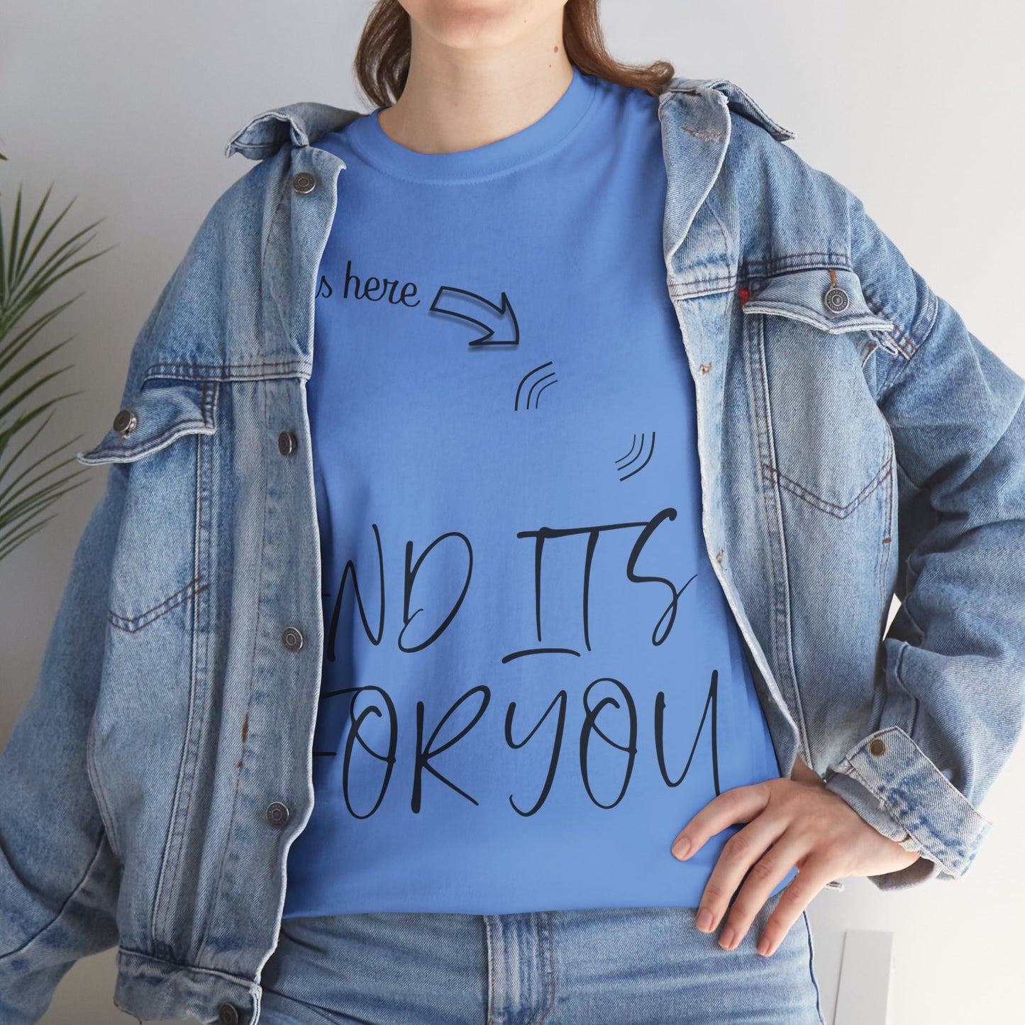 *"Él está aquí y es tuyo"* - Una camiseta vibrante y moderna que expresa pertenencia y presencia con estilo y elegancia.