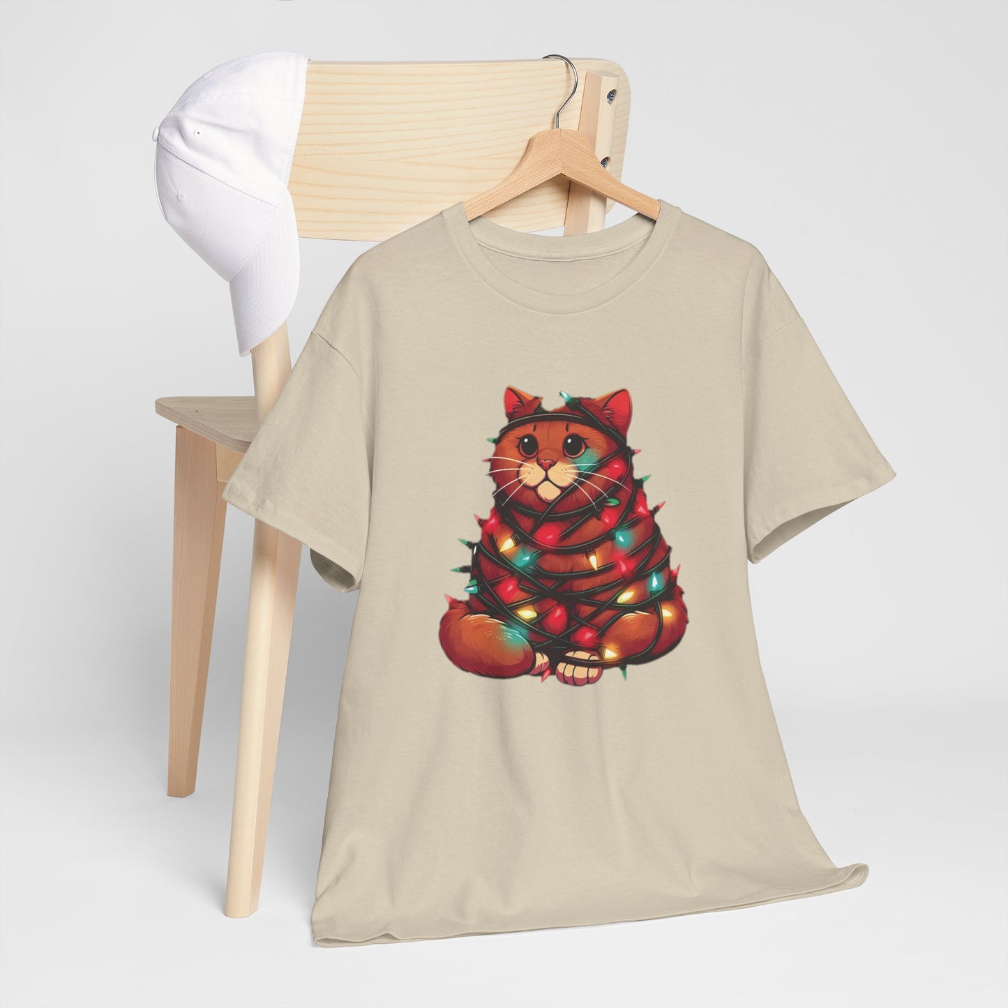 Camiseta Gato Navideño: Diseño Adorable con Gato Envuelto en Luces Festivas