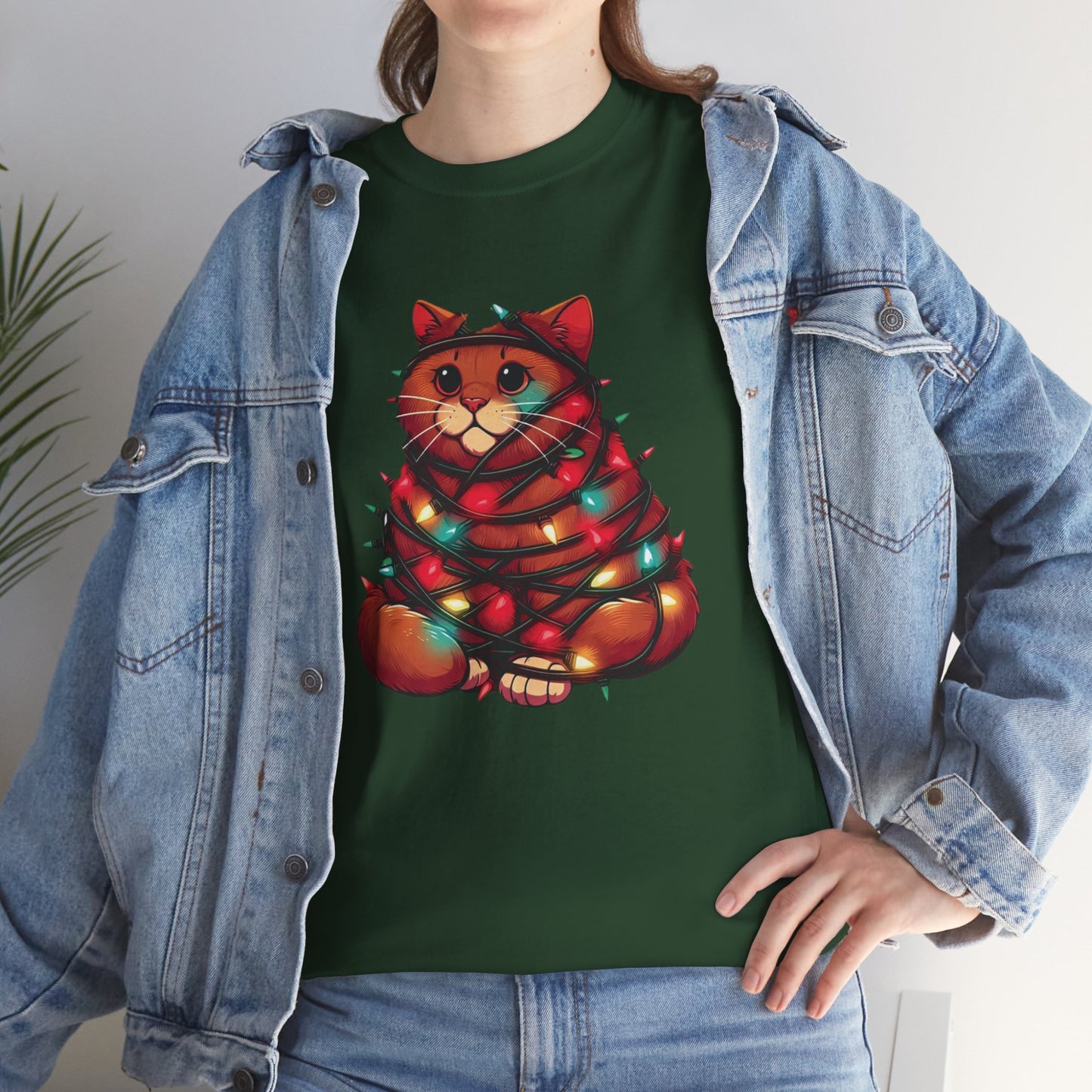 Camiseta Gato Navideño: Diseño Adorable con Gato Envuelto en Luces Festivas