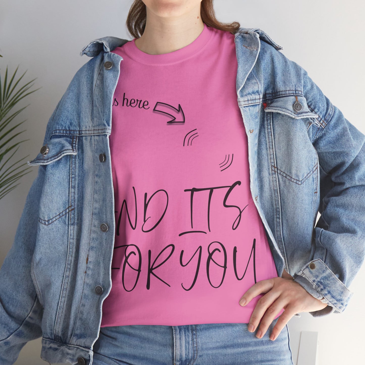 *"Él está aquí y es tuyo"* - Una camiseta vibrante y moderna que expresa pertenencia y presencia con estilo y elegancia.