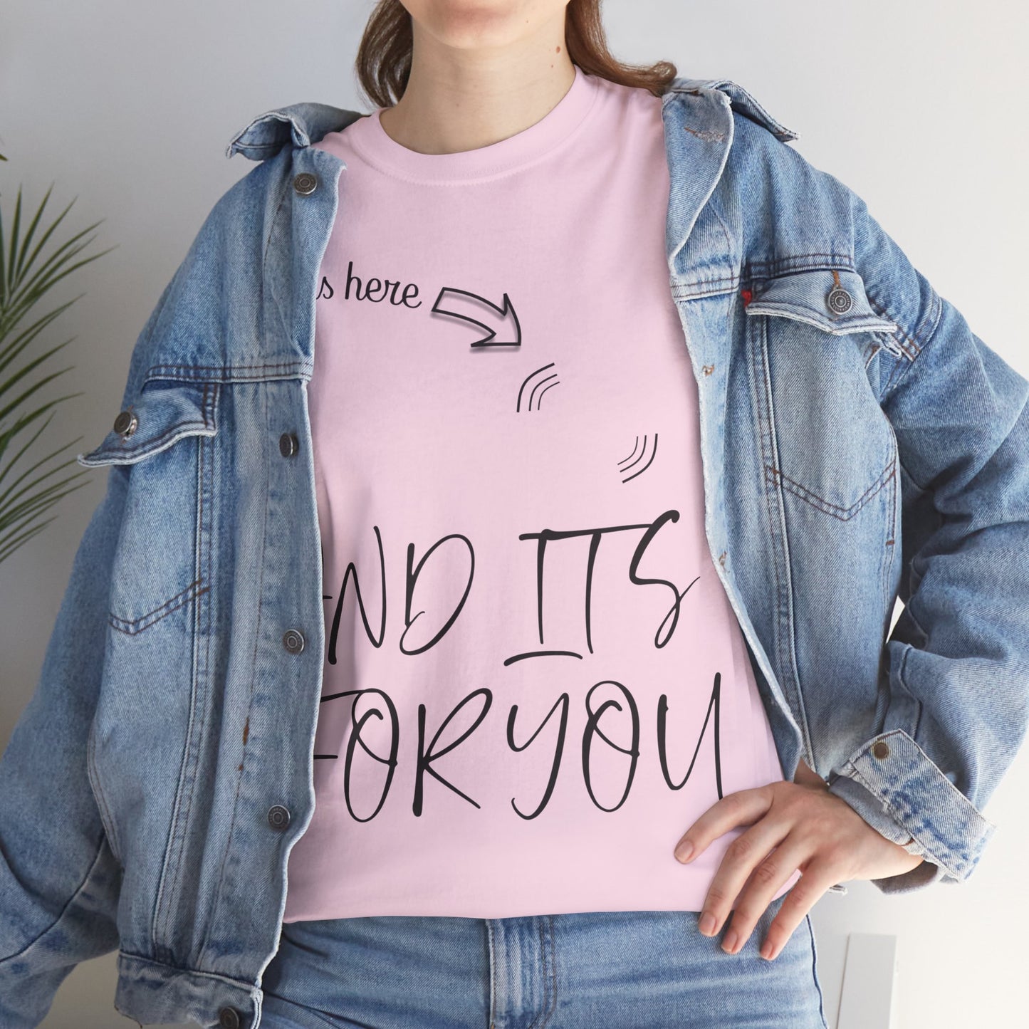 *"Él está aquí y es tuyo"* - Una camiseta vibrante y moderna que expresa pertenencia y presencia con estilo y elegancia.