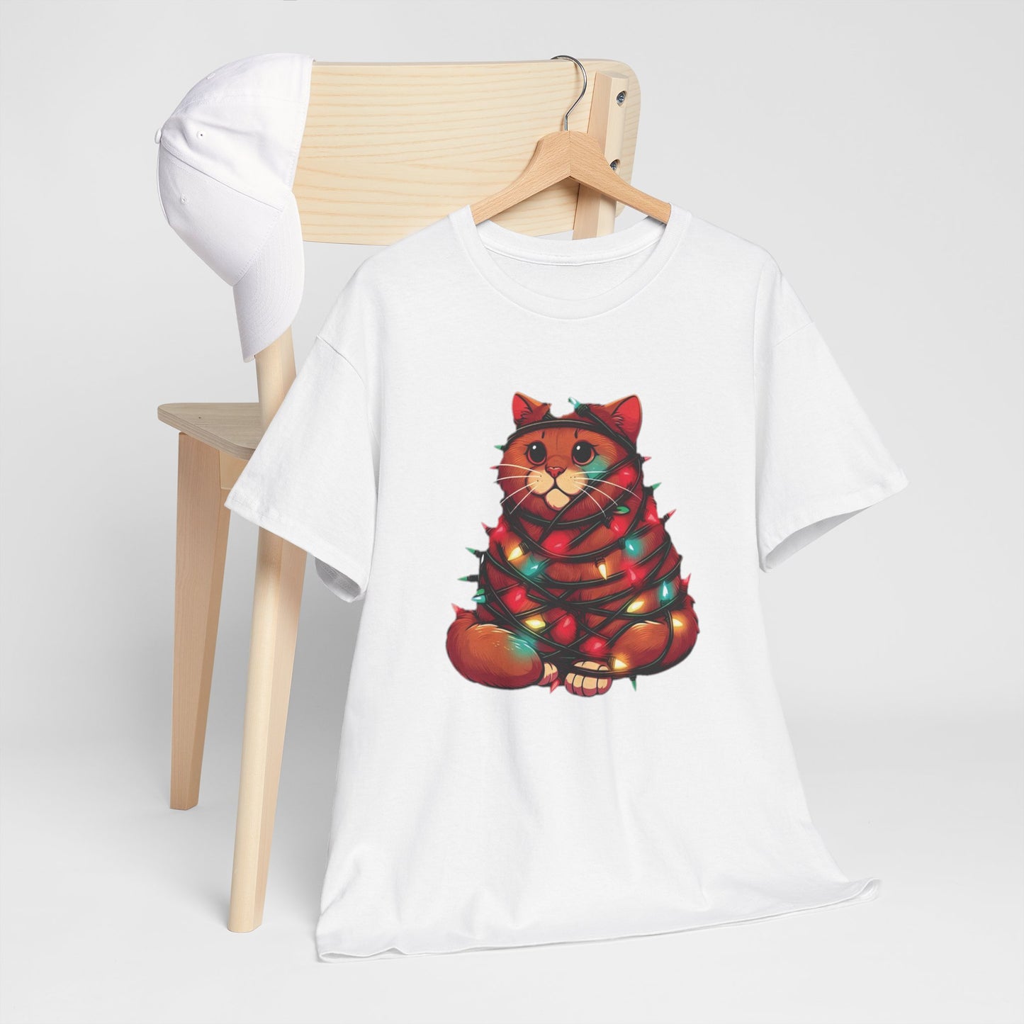 Camiseta Gato Navideño: Diseño Adorable con Gato Envuelto en Luces Festivas