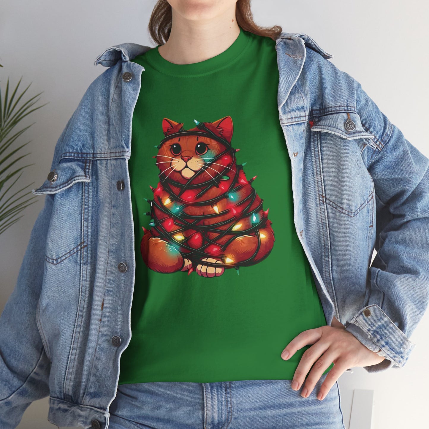 Camiseta Gato Navideño: Diseño Adorable con Gato Envuelto en Luces Festivas