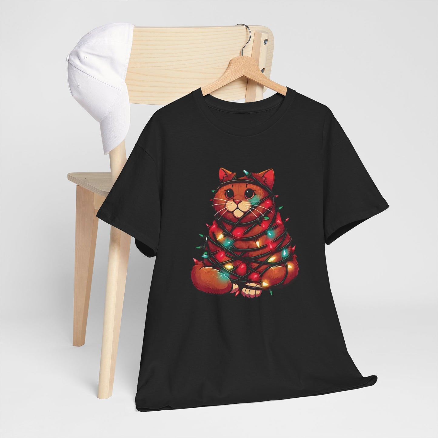 Camiseta Gato Navideño: Diseño Adorable con Gato Envuelto en Luces Festivas