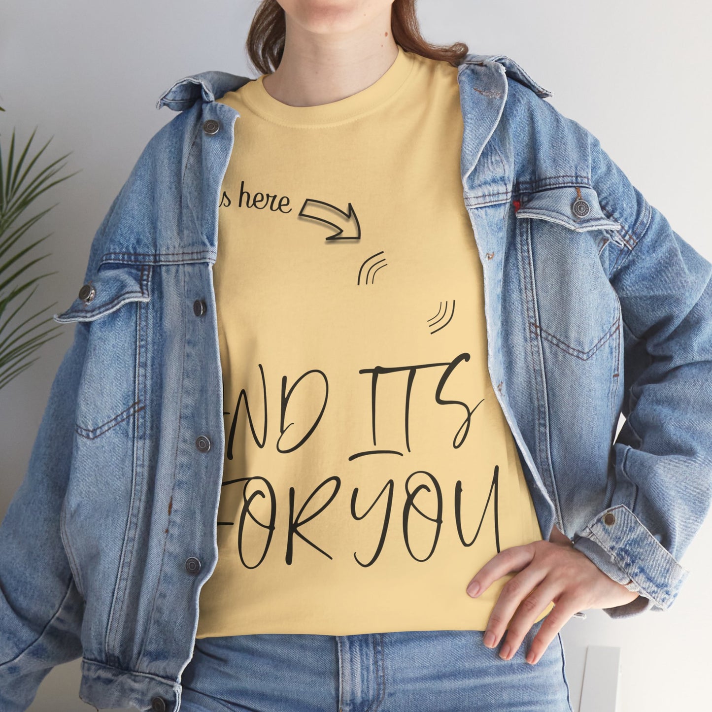 *"Él está aquí y es tuyo"* - Una camiseta vibrante y moderna que expresa pertenencia y presencia con estilo y elegancia.