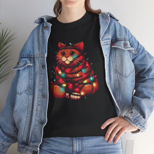 Camiseta Gato Navideño: Diseño Adorable con Gato Envuelto en Luces Festivas