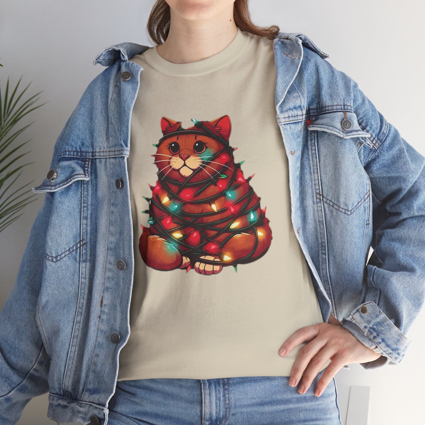 Camiseta Gato Navideño: Diseño Adorable con Gato Envuelto en Luces Festivas